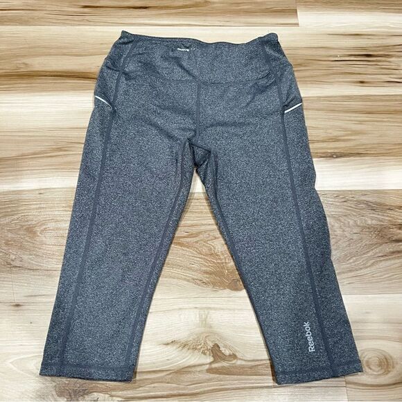 Reebok Grey Capri Athletic Leggings Women’s Small - Picture 1 of 3